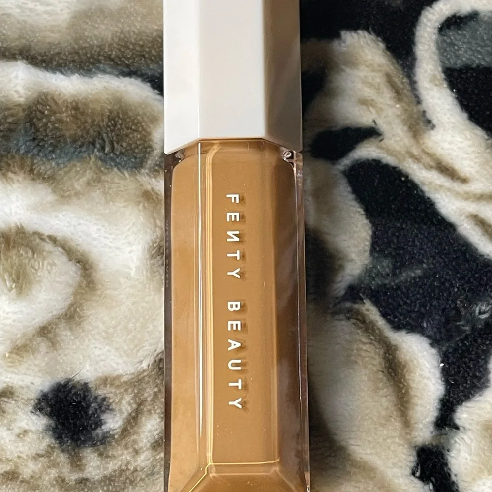 Fenty 385W We're Even Hydrating Longwear Concealer